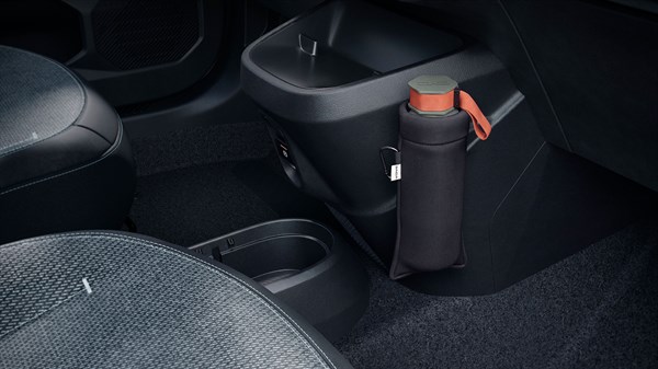 Boca pričvršćena na YouClip® točku na prednjoj konzoli vozila Dacia Spring.