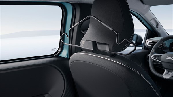 YouClip® nosač pričvršćen na naslon za glavu prednjeg sjedala vozila Dacia Spring.