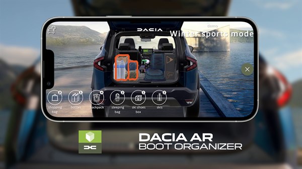 Mobitel s otvorenom aplikacijom Dacia AR. Telefon prikazuje otvoreni prtljažnik vozila.