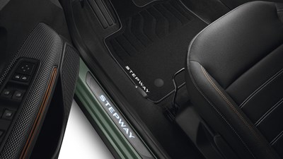 Detalj unutarnjeg praga s oznakom Stepway i prikazom bočnih komandi vozila Dacia.








