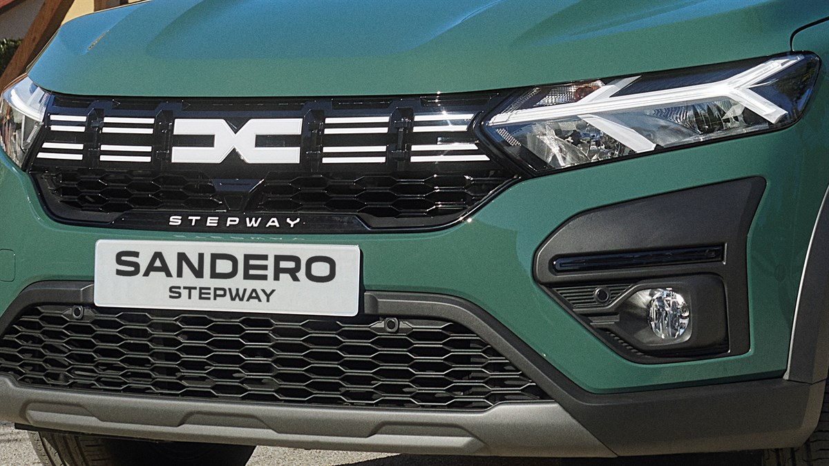 Prednji kraj vozila Dacia Sandero Stepway s istaknutom maskom i logotipom