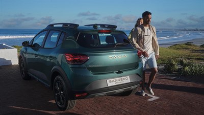 Vozilo Dacia Sandero Stepway s dvoje ljudi na obali

